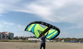 Anh Aleksey Bondaletov lướt cùng gió chiều 20/11 ở Sochi, Nga. Ảnh: Linh Nhi. 