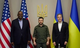 Tổng thống Ukraine Volodymyr Zelensky (giữa) gặp phái đoàn Mỹ bao gồm Ngoại trưởng Antony Blinken (phải) và Bộ trưởng Quốc phòng Lloyd Austin ngày 24/4 tại thủ đô Kiev của Ukraine. Ảnh: Văn phòng Báo chí Tổng thống Ukraine.