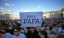 Đám đông tập trung ở Quảng trường Thánh Peter chờ sự xuất hiện của tân Giáo hoàng. Ảnh: AP.