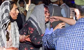 Những người phụ nữ bị thương trong vụ nổ bên ngoài sân bay Kabul đến bệnh viện. Ảnh: Getty Images. 