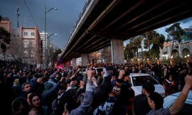 Sau khi lãnh đạo Iran thừa nhận bắn nhầm máy bay Ukraine, nhiều người đổ xuống đường phố Tehran để biểu tình. Ảnh: Getty.