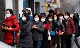 Xếp hàng mua khẩu trang tại một hiệu thuốc ở thành phố Daegu (Hàn Quốc) hôm 3/3. Ảnh: Getty.