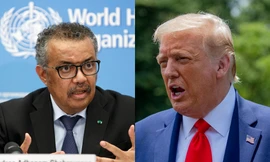 Tổng thống Mỹ Donald Trump (phải) ngày 21/1/2025 ký sắc lệnh hành pháp về việc Mỹ sẽ rời khỏi Tổ chức Y tế Thế giới, hiện do Tổng giám đốc Tedros Adhanom Ghebreyesus (trái) lãnh đạo. Mỹ là một trong những nhà tài trợ tài chính lớn nhất của tổ chức này, đóng vai trò trung tâm trong phản ứng với đại dịch toàn cầu COVID-19. Ảnh: AP.