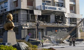 Tượng bán thân của cố tướng Iran Qassem Soleimani (bị ám sát năm 2020) gần một chi nhánh của al-Qard al-Hasan – nơi bị Israel không kích đêm 20/10/2024 (Ảnh chụp ngày 21/10/2024). Ảnh: AP.