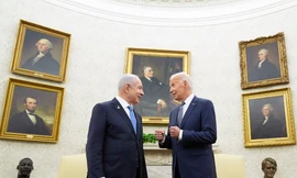 Tổng thống Joe Biden (phải) trò chuyện với Thủ tướng Israel Benjamin Netanyahu (trái) trong Phòng Bầu dục của Nhà Trắng tại Washington, ngày 25/7/2024. Các quan chức Mỹ cho biết chính quyền Biden tin rằng họ đã đạt được đảm bảo từ Israel rằng Israel sẽ không tấn công các địa điểm hạt nhân hoặc dầu mỏ của Iran khi đang lên kế hoạch đáp trả sau cuộc tấn công tên lửa của Iran vào đầu tháng này. Các quan chức này, nói với điều kiện giấu tên để thảo luận về các cuộc đàm phán ngoại giao kín, cảnh báo rằng cam kết này không phải là tuyệt đối và hoàn cảnh có thể thay đổi. Ảnh: AP.