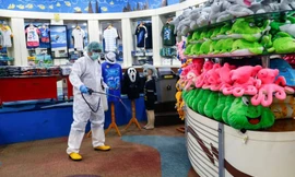 Một công nhân phun thuốc khử trùng tại thủy cung Sea World ở thủ đô Jakarta của Indonesia hôm 14/3. Nguồn: The Star.