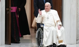 Giáo hoàng Francis đến tham dự buổi tiếp kiến chung hằng tuần tại Vatican trong tháng 2/2025. Ảnh: AP.