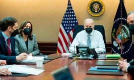 Tổng thống Mỹ Joe Biden, Phó Tổng thống Kamala Harris và các thành viên đội an ninh quốc gia của Tổng thống tối thứ Tư đang quan sát hoạt động chống khủng bố chịu trách nhiệm loại bỏ thủ lĩnh IS Abu Ibrahim al-Hashimi al-Qurayshi tại Syria. Ảnh: White House.