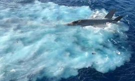 Xác chiếc máy bay tàng hình F-35C của Hải quân Mỹ rơi xuống Biển Đông hồi đầu tuần. Nguồn: Twitter.