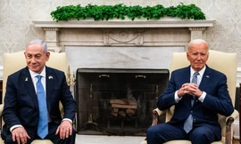 Người dân Palestine đứng bên các thi thể của một gia đình thiệt mạng trong vụ không kích của Israel vào Dải Gaza. Ảnh: AP.