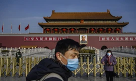 Trên quảng trường Thiên An Môn, người dân Trung Quốc đeo khẩu trang để phòng dịch coronavirus mới. Ảnh: Getty.