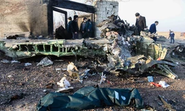 Xác chiếc Boeing 737-800 xấu số. Ảnh: ISNA.