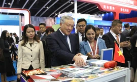 Phó Thủ tướng Thường trực Nguyễn Hoà Bình tham quan gian hàng Việt Nam tại Hội nghị Thượng đỉnh Vành đai - Con đường lần thứ 9. Nguồn: Dangcongsan.vn.