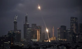 Hệ thống phòng không Iron Dome của Israel khai hỏa để đánh chặn các tên lửa bay qua Tel Aviv sáng 14/6/2025. Ảnh: AP. 