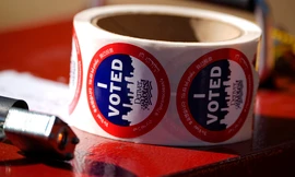 Sticker cho cử tri đặt trên một hộp phiếu tại một điểm bỏ phiếu ngày 25/10/2024, tại Công viên Washington ở thành phố Denver, bang Colorado, Mỹ. Ảnh: AP.