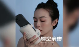 Thiết bị hôn được quảng cáo là một cách để chia sẻ sự gần gũi về thể xác giữa các cặp đôi yêu xa. Ảnh: Taobao.