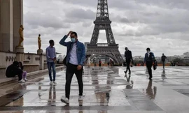 Đeo khẩu trang ở nơi công cộng tại Pháp là yêu cầu bắt buộc. Ảnh: Anadolu Agency.