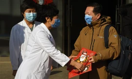 Giám đốc Bệnh viện Bắc Kinh (trái) ngày 30/1 tặng tranh chữ Phúc cho bệnh nhân nhiễm coronavirus mới – ông Wang Guangfa (Trưởng khoa Phổi – Bệnh viện Đệ nhất thuộc Đại học Bắc Kinh. Ảnh: Xinhua.