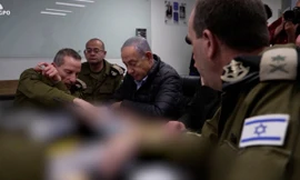 Thủ tướng Israel Benjamin Netanyahu theo dõi cuộc tấn công vào Iran từ một địa điểm không được tiết lộ. Ảnh: Reuters.
