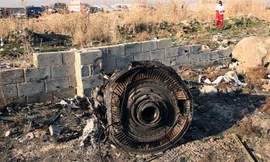 Động cơ của chiếc Boeing 737-800 xấu số tại hiện trường rơi máy bay. Ảnh: EPA.