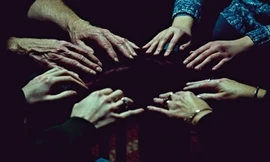 Shannon Taggart dành 20 năm chụp ảnh các ông đồng bà cốt, các buổi lên đồng gọi hồn. Nguồn: CNN.