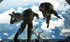 Lực lượng đặc nhiệm Philippines và Mỹ nhảy dù từ máy bay vận tải KC-130J trong một cuộc tập trận bắn đạn thật ở Philippines. Ảnh: Bộ Tư lệnh Ấn Độ Dương - Thái Bình Dương của Mỹ/Nikkei.