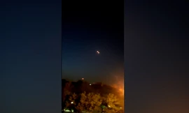 Những chớp sáng trên bầu trời thành phố Isfahan của Iran sau những báo cáo về vụ nổ tại căn cứ không quân. Ảnh: IRGC.