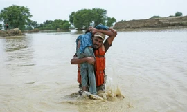 Một người lính Pakistan giải cứu một đứa trẻ ở tỉnh Punjab của Pakistan ngày 2/8. Ảnh: Getty Images.