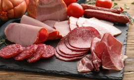 Người có nguy cơ cao bị nhiễm vi khuẩn listeria không nên ăn thức ăn có nguy cơ cao nhiễm khuẩn như: pate, xúc xích, thịt hộp, thịt nguội hoặc thịt hun khói, hoặc các loại xúc xích lên men hoặc khô. Ảnh: Getty Images.