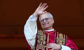 Giáo hoàng Leo XIV vẫy tay từ Vương cung thánh đường Thánh Peter trước hàng chục nghìn người. Ảnh: Reuters.