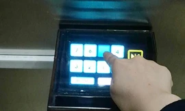 Bảng điều khiển thang máy không tiếp xúc trong một tòa nhà ở tỉnh An Huy, Trung Quốc. Ảnh: Xinhua.