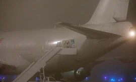 Máy bay chở hành khách Mỹ trên du thuyền Diamond Princess tới căn cứ quân sự San Antonio-Lackland (Mỹ) hôm 17/2. Ảnh: Getty.