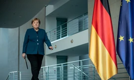 Thủ tướng Đức Angela Merkel tự cách ly tại nhà sau khi bác sĩ tiêm vắc-xin cho bà mắc Covid-19. Ảnh: Getty.