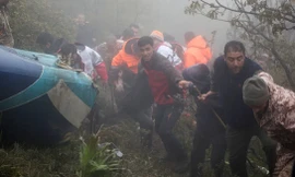 Đội cứu hộ tại hiện trường vụ rơi trực thăng chở Tổng thống Iran Ebrahim Raisi ở Varzaghan, phía tây bắc Iran, vào ngày 20/5/2024. Ảnh: AP.