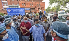 Thủ hiến Delhi Arvind Kejriwal (giữa, giơ tay) nói chuyện với nhân viên y tế Bệnh viện Lok Nayak Jai Prakash Narayan ngày 25/6. Ảnh: Hindustan Times.