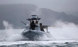 Xuồng đột kích của Thủy quân lục chiến Anh. Ảnh: Royal Navy.