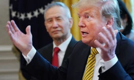 Tổng thống Mỹ Donald Trump và Phó thủ tướng Trung Quốc Lưu Hạc (trái) tại Nhà Trắng ngày 4/4/2019. Ảnh: Getty.