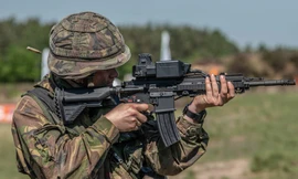 Một khẩu súng trường được lắp hệ thống ngắm mục tiêu tự động SMASH 2000. Ảnh: Smart Shooter.