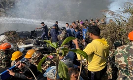 Cứu hộ cứu nạn tại hiện trường máy bay rơi. Ảnh: My Republica.