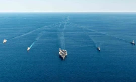 Tàu chiến Nhật Bản và Hàn Quốc tham gia cùng tàu ngầm USS Annapolis và tàu sân bay chạy bằng năng lượng hạt nhân Ronald Reagan của Mỹ trong cuộc tập trận chống ngầm ba bên vào ngày 30/9/2022. Ảnh: Getty Images.