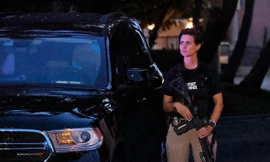 Một đặc vụ vũ trang của Sở Mật vũ Mỹ đứng ngoài lối vào khu dinh thự Mar-a-Lago của cựu Tổng thống Mỹ Donald Trump tối 8/8. Ảnh: AP.