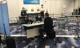 Cán bộ kiểm dịch phỏng vấn phóng viên Will Ripley tại sân bay quốc tế Hong Kong hôm 15/3. Ảnh: CNN.