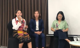 Chị Hồ Thị Nhớ (bìa trái), người dân tộc Vân Kiều ở Quảng Trị, ngày 17/10 chia sẻ về kết quả thực hiện dự án trong nhóm của mình (Chị K’Luyen, người dân tộc K’Ho ở Lâm Đồng, ngồi bên cạnh). Ảnh: Nguyệt Hà.