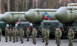 Quân nhân Nga xếp hàng bên hệ thống tên lửa đạn đạo xuyên lục địa Yars trong buổi lễ gửi khí tài quân sự đến gần Mátxơva để chuẩn bị cho lễ duyệt binh Ngày Chiến thắng tại Quảng trường Đỏ. Ảnh: Getty Images.