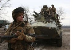 Quân nhân Ukraine tuần tra ở tỉnh Luhansk ngày 24/2. Ảnh: Getty Images.