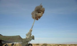 Quả đạn Excalibur phóng ra từ nòng lựu pháo M777. Ảnh: Quân đội Mỹ.