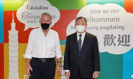 Thượng nghị sĩ Mỹ Ed Markey (trái) và phó lãnh đạo cơ quan đối ngoại Đài Loan Alexander Tah-ray Yui ngày 14/8. Ảnh: The Straits Times. 