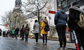 Người dân Đan Mạch xếp hàng để lấy mẫu xét nghiệm COVID-19. Ảnh: Getty Images. 