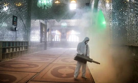 Lính cứu hỏa đang khử trùng bên trong nhà thờ Saint Saleh ở thủ đô Tehran của Iran ngày 6/3. Ảnh: AP.