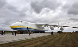 Máy bay lớn nhất thế giới Antonov AN-225 (trọng lượng tải tối đa 250 tấn). Nguồn CNN. 